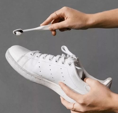 用活性炭牙膏洗鞋